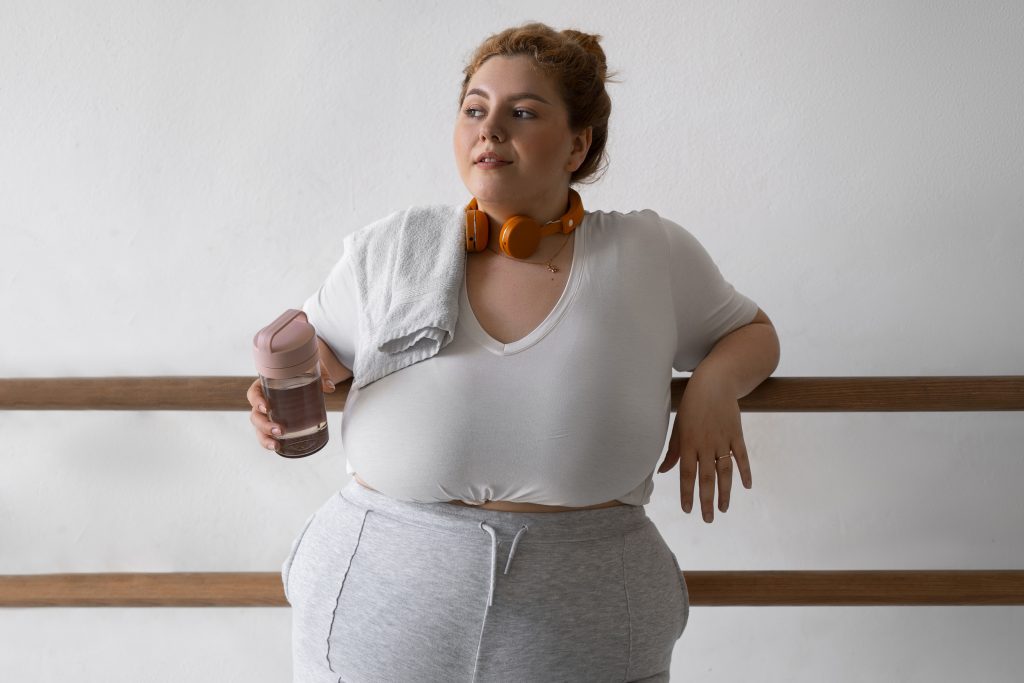 "Obezite ameliyatı öncesi ve sonrası süreçte yaşam tarzı değişiklikleri yapan bir kadının spor sonrası dinlenme anı – obezite ameliyatı güvenli mi konulu bilgilendirici içerik görseli