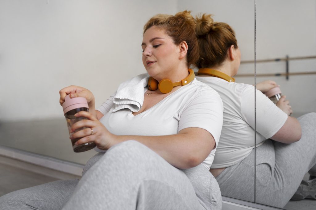 Obezitenin neden olduğu hastalıklar konusunda farkındalık oluşturan, egzersiz sonrası dinlenen kadın