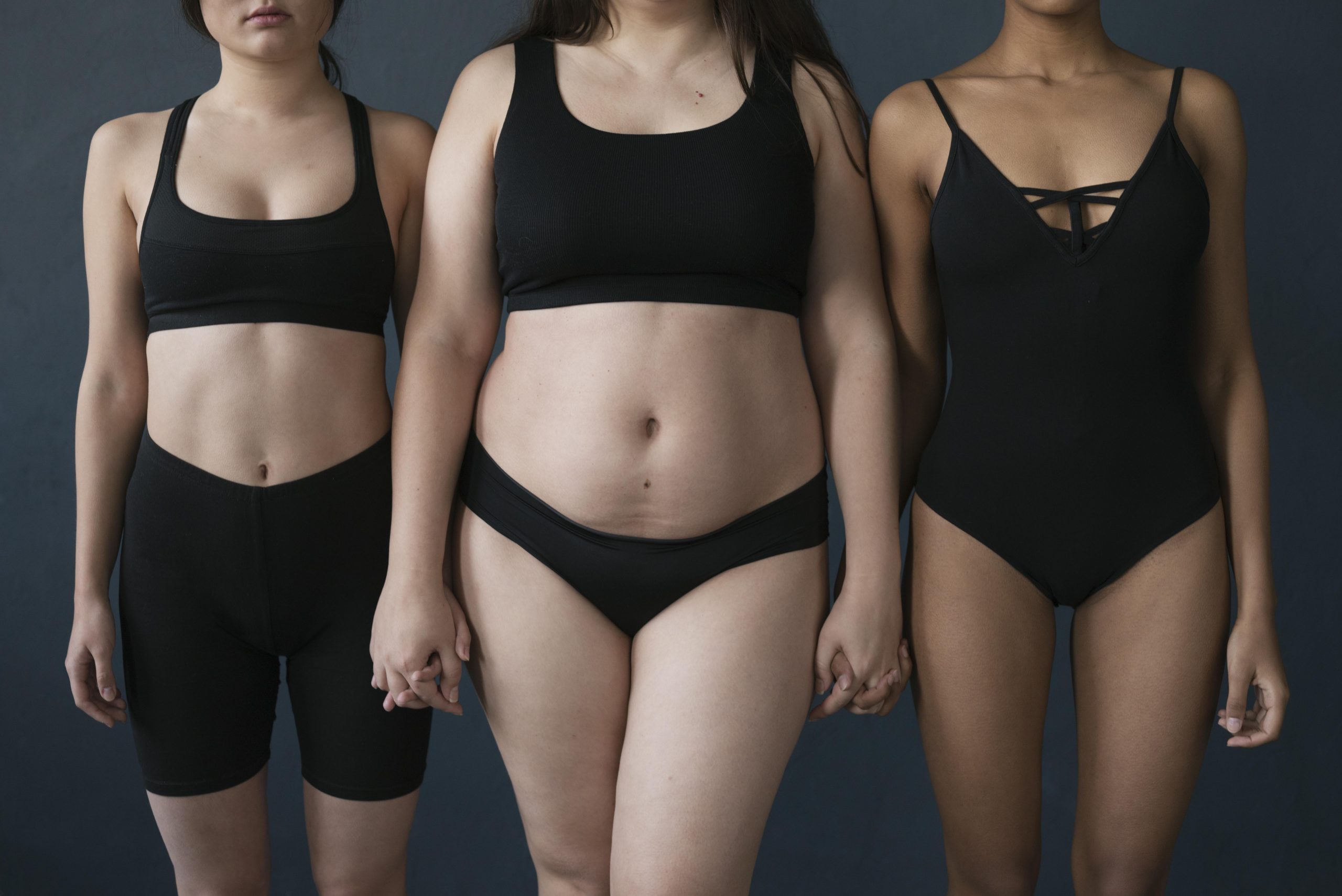 Mide ameliyatı kaç kiloda yapılır sorusuna örnek olması için farklı vücut tiplerine sahip üç kadının yan yana durduğu görsel.