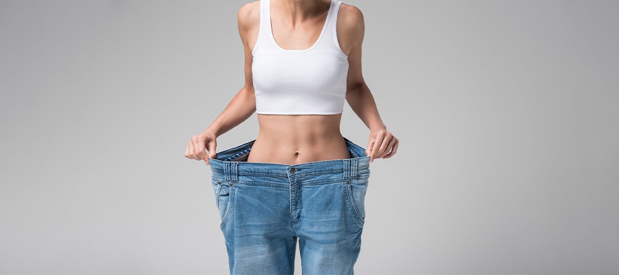 Mide küçültme ameliyatı sonrası yaşam rehberini anlatan, iyileşme süreci ve sağlıklı yaşam alışkanlıklarını gösteren bilgilendirici görsel.