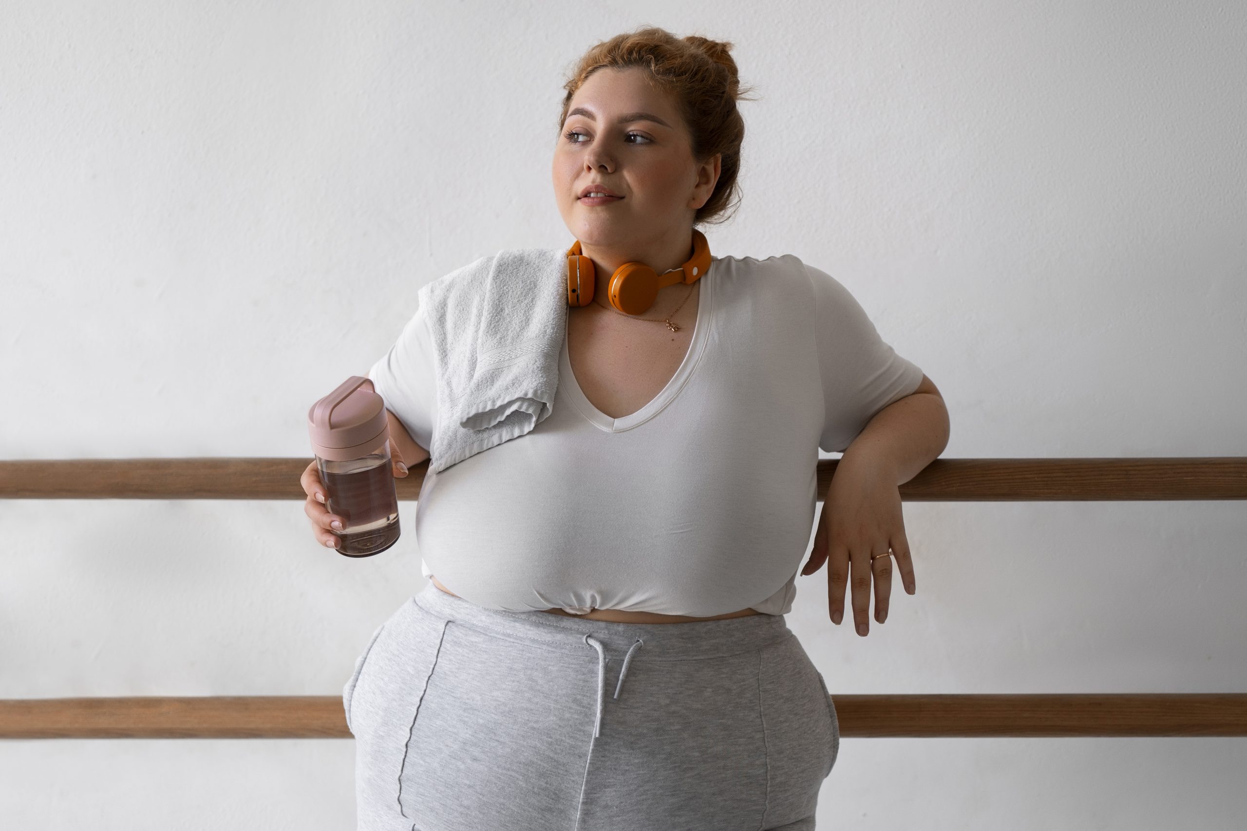 "Obezite ameliyatı öncesi ve sonrası süreçte yaşam tarzı değişiklikleri yapan bir kadının spor sonrası dinlenme anı – obezite ameliyatı güvenli mi konulu bilgilendirici içerik görseli